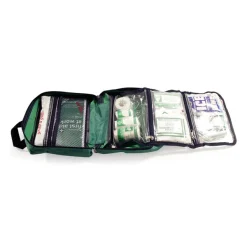Kit de primeiros socorros essencial para motoristas, com suprimentos médicos básicos para atendimento emergencial em acidentes rodoviários.