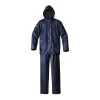 Fato de chuva rubberizado (2 peças) em PVC e nylon, com capuz integrado, punhos duplos elásticos, cintura ajustável, reforço na virilha e bainhas reguláveis.