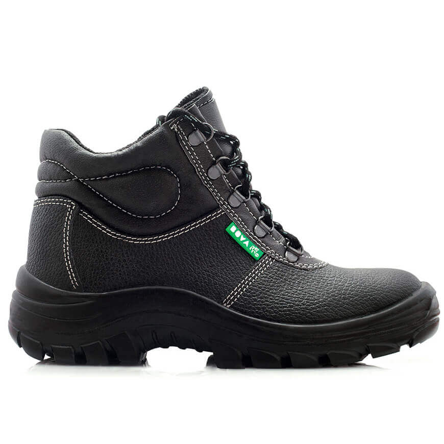 Bota de segurança antiestática com biqueira resistente a 200 Joules (testada com impacto de 20kg a 1m de altura), cumprindo normas de proteção rigorosas.