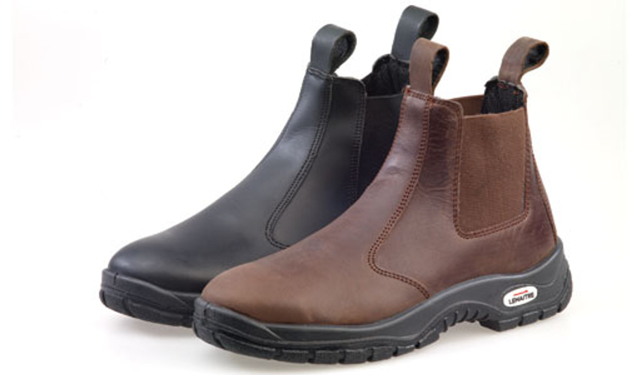 A bota ZEUS foi desenvolvida para uso geral em diversos ambientes de trabalho. A sola oferece excelente resistência ao escorregamento, ideal para pisos escorregadios ou irregulares. Conta com suporte de arco integrado, proporcionando maior conforto em jornadas longas em pé. A biqueira de aço larga garante protecção sem comprometer o espaço e o conforto dos dedos.