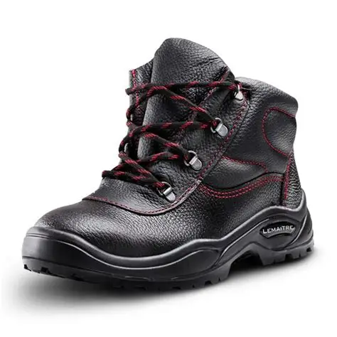 A bota MAXIMUS FSB8074 combina resistência, conforto e segurança. Possui parte superior em couro integral com pala de proteção (língua tipo fole), que oferece maior resistência a detritos e líquidos. O colar almofadado e o forro traseiro com reforço no calcanhar garantem um ajuste mais confortável e seguro. Com aumento de 3 mm na largura, esta bota proporciona maior estabilidade e robustez. O novo design da sola (cleats) assegura melhor tração e durabilidade. Inclui também inserto reflectivo, ideal para ambientes de pouca luz.