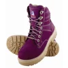 Bota feminina com biqueira de aço, estilo cano baixo com atacadores, fabricada em pele de vaca nobuck resistente à água, com costuras em fio de nylon.