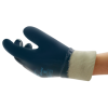 A luva Hycron® 27-602 é três vezes mais durável do que uma luva de couro resistente, oferecendo proteção superior contra materiais cortantes e abrasivos. É mais forte e flexível que o PVC e forma uma barreira excelente contra óleos, sendo ideal para ambientes industriais. Fabricada sem silicone, é compatível com processos onde a ausência de contaminação é essencial.